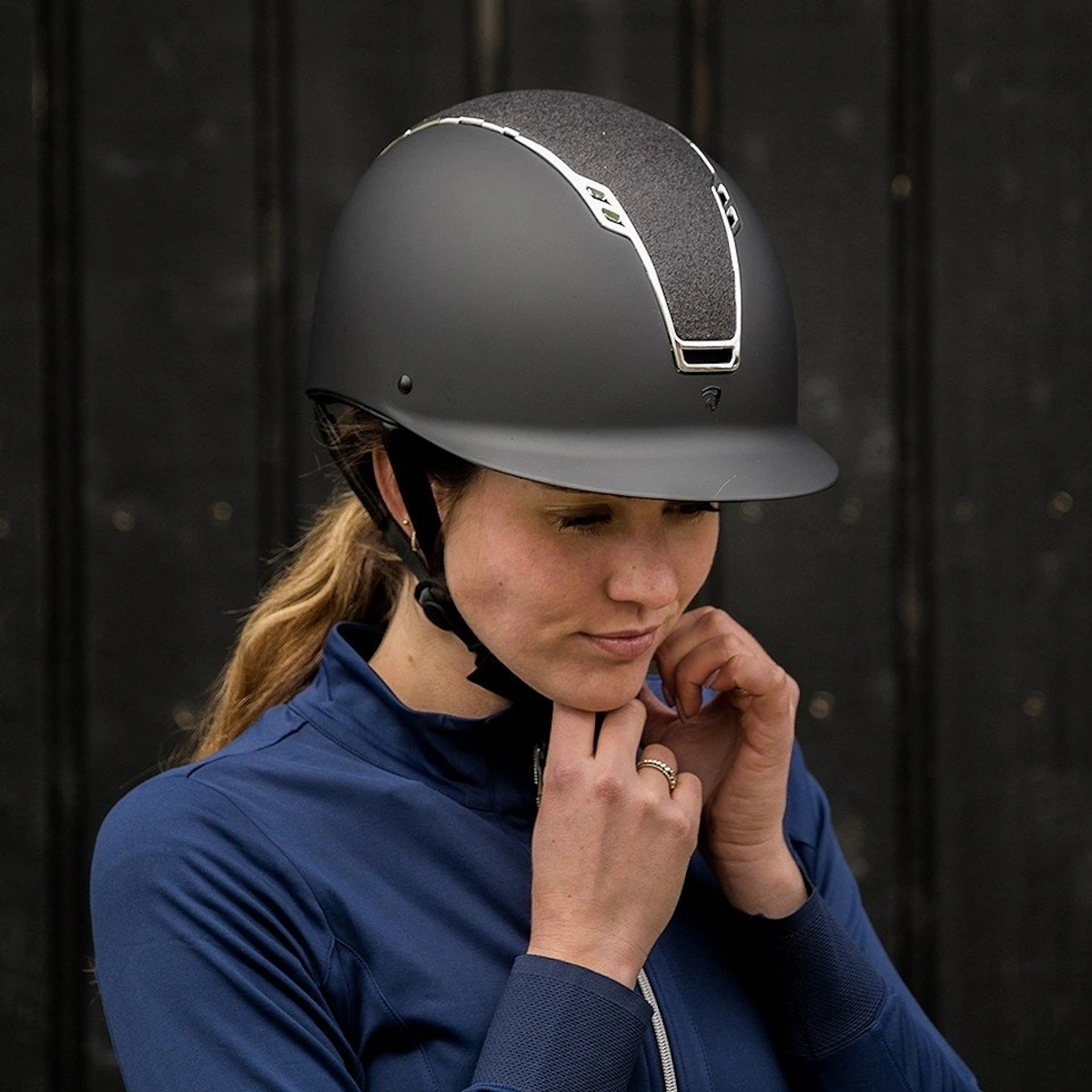 Modelka w kasku Horka Sparrow