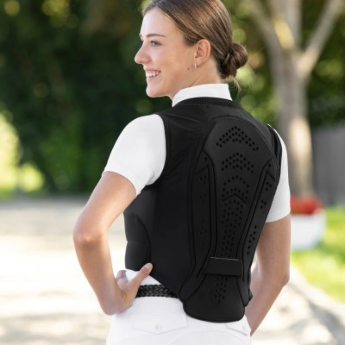 Modelka w kamizelce ochronnej Covalliero BackPro3