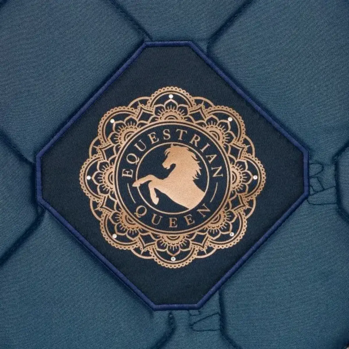 Logo na czapraku Equestrian Queen