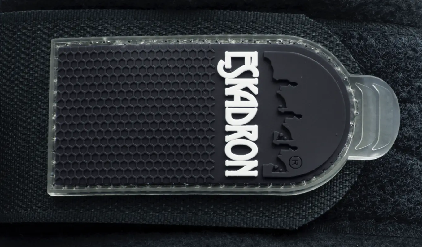 Zapięcie na rzep z silikonowym logo 