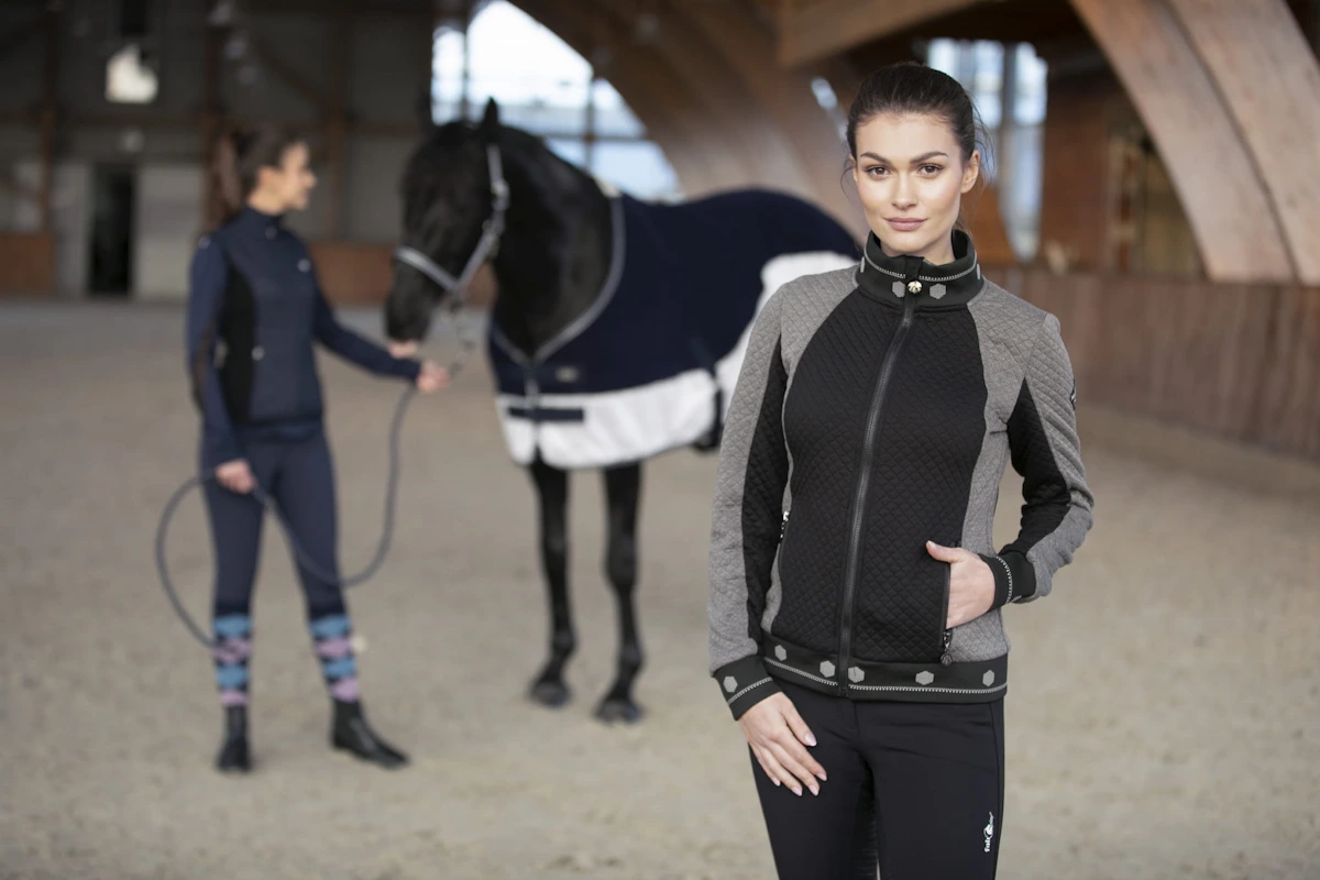 Modelka w bluzie Fair Play Blair