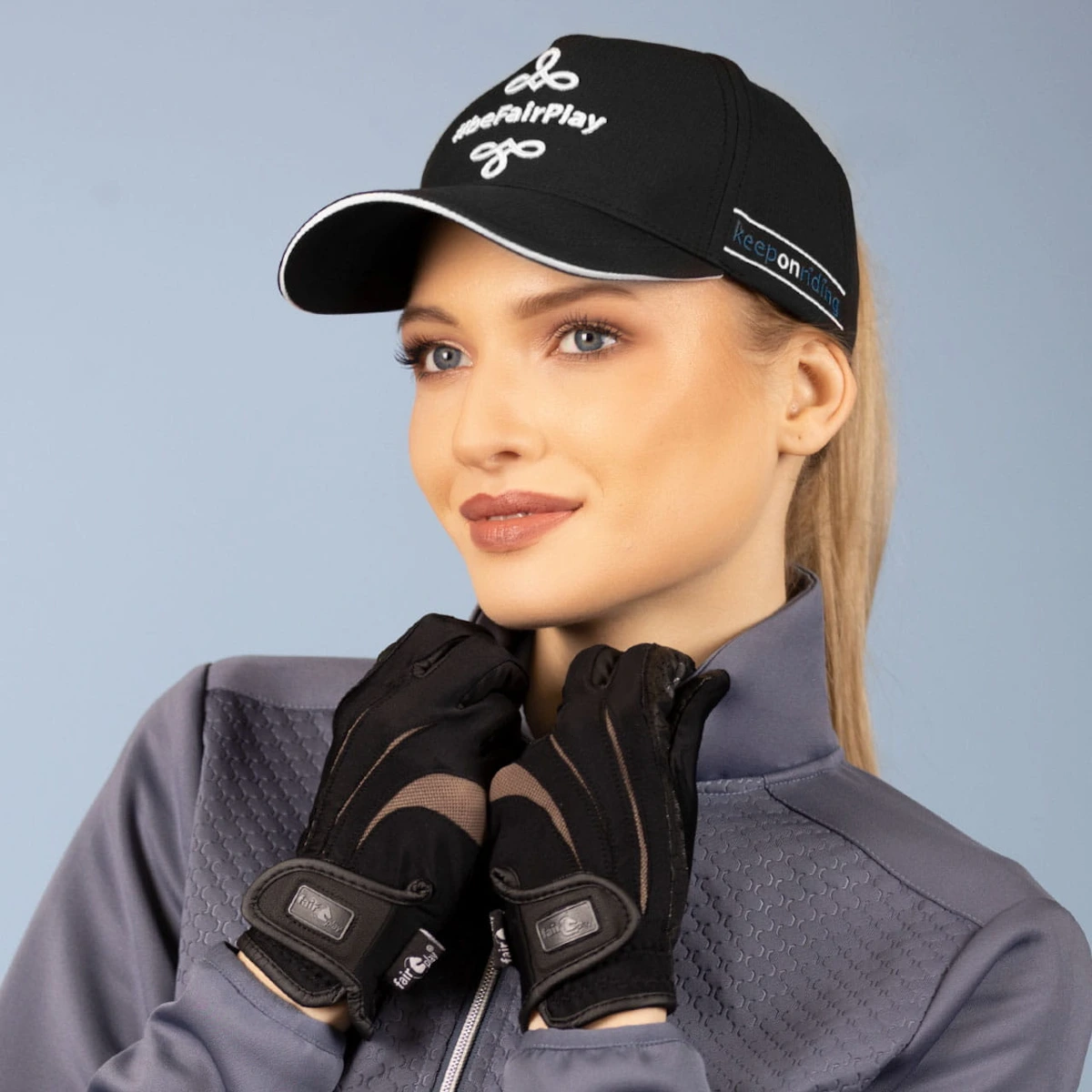 Modelka pozująca w czapce Fair Play