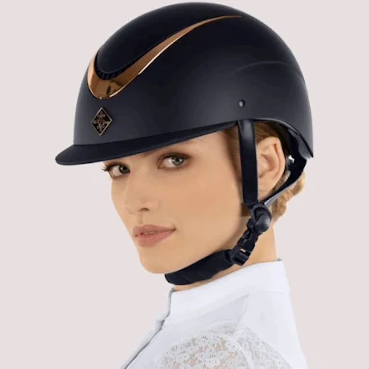 Kobieta w kasku Fair Play Apoleus Rosegold