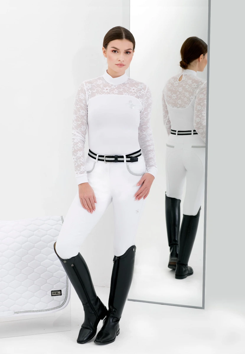 Modelka pozująca w koszulce Fair Play